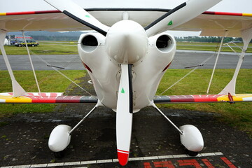 Propeller eines modernen weißen Doppeldecker beim Flugplatzfest auf dem Segelflugplatz in...