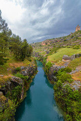 In a closed meander of the river Júcar the promontory on which the town of Alarcón sits stands.