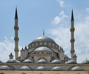 Fototapeta na wymiar beautiful large mosque decorated with beautiful patterns