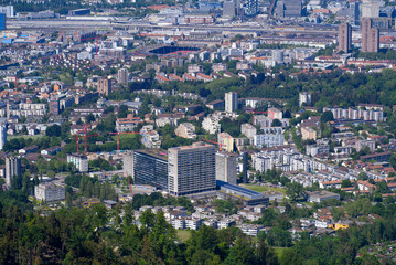 Obraz premium Aerial view of City of Zürich seen from local mountain Uetliberg on a sunny spring day. Photo taken May 18th, 2022, Zurich, Switzerland.