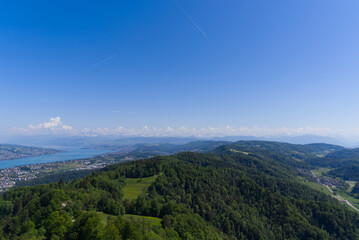 Naklejka premium Aerial view of Lake Zürich and Canton Zürich with the Swiss Alps in the background seen from local mountain Uetliberg on a sunny spring day. Photo taken May 18th, 2022, Zurich, Switzerland.