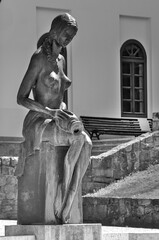 Rzeźba kobiety - wodnik przy fontannie - obrazy, fototapety, plakaty