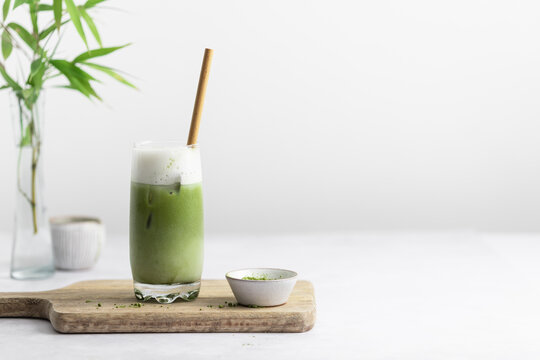 verre de th&eacute; japonais matcha latte glac&eacute; et paille en bambou