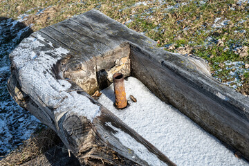 Leerer Holzbrunnentrog mit Schnee, Leventina, Kanton Tessin, Schweiz