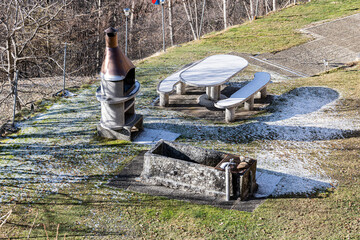 Grillplatz mit Tisch und Brunnen, Leventina, Kanton Tessin, Schweiz