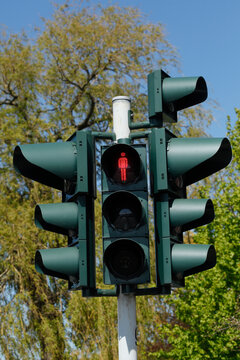 Fu&szlig;g&auml;ngerampel auf rot geschaltet,Verkehrszeichen , Deutschland, Europa