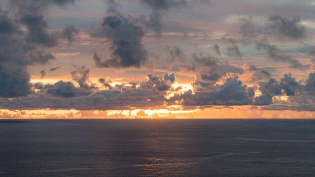 グラデーション　綺麗な夕日と海　静かな地平線　背景素材　初日の出　Gradient Beautiful sunset and sea Quiet horizon Background material First sunrise