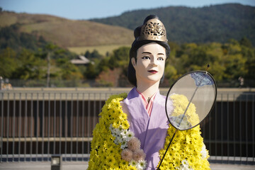 奈良の菊人形展の光明皇后と若草山