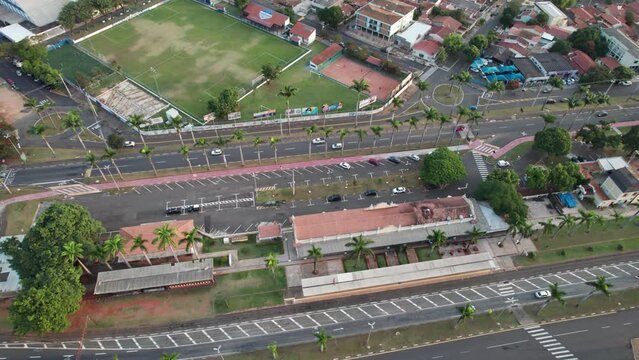 Jaguariuna, S&atilde;o Paulo, Brasil - 04 de junho de 2022 - Vista a&eacute;rea do interior de S&atilde;o Paulo, na charmosa cidade de Jaguar&iacute;una. V&iacute;deo da esta&ccedil;&atilde;o de trem da cidade.