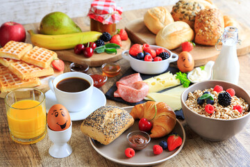 gedeckter Frühstückstisch