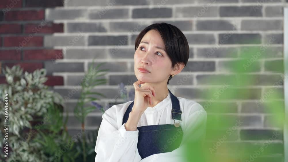 Poster 悩むエプロンをつけた女性　店員　店舗経営　パート　転職