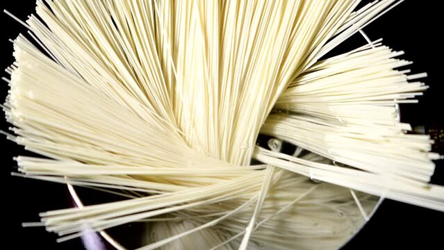 沸騰しているお湯に素麺を入れる様子