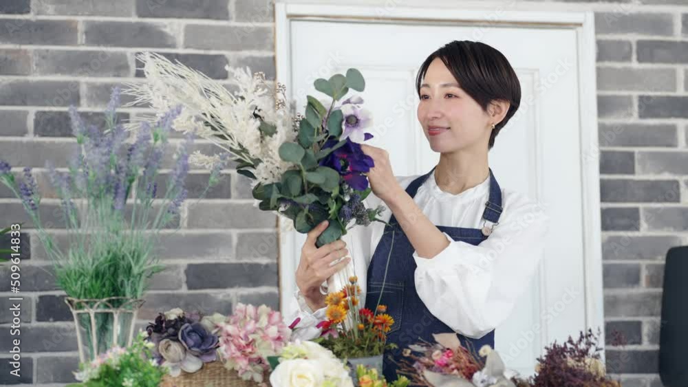Aufkleber 花束を持つエプロンをつけた女性　花屋　店員
