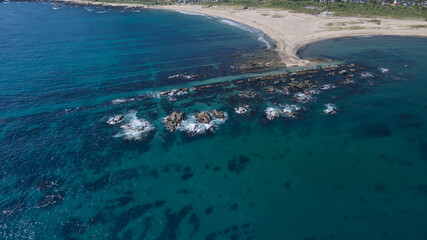 エメラルドグリーンの海の空撮