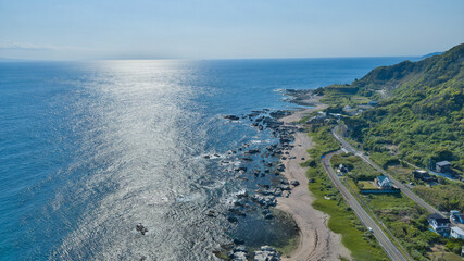 エメラルドグリーンの海の空撮