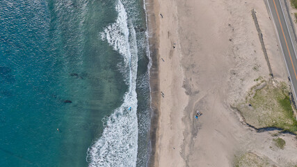 エメラルドグリーンの海の空撮