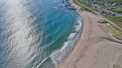 エメラルドグリーンの海の空撮