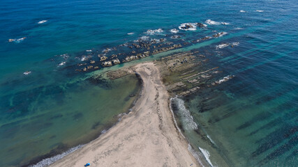 エメラルドグリーンの海の空撮