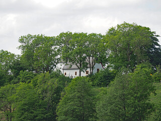 Weinfelder Maar, auch&nbsp;Totenmaar&nbsp;genannt, ist ein&nbsp;Maar&nbsp;s&uuml;d&ouml;stlich der Stadt&nbsp;Daun&nbsp;in der&nbsp;Eifel,&nbsp;Rheinland-Pfalz 
