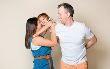 Naklejka premium Mother with his baby daughter on studio white background
