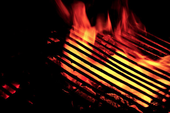 Grelha de carvão com chamas , churrasqueira