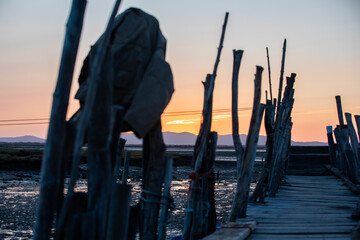 Obraz premium Carrasqueira Palafitic Pier in Portugal, at sunset