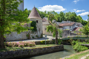 La village La Ferté-Milon, son centre ville, les ruines du château Louis d'Orléans et les quais de l'Ourcq. 
