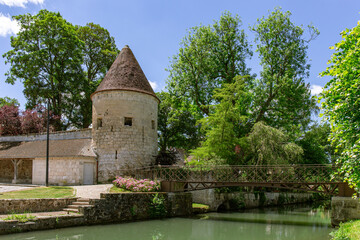 Fototapeta na wymiar La village La Ferté-Milon, son centre ville, les ruines du château Louis d'Orléans et les quais de l'Ourcq. 