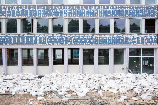Von einer Fassade eines Hauses werden D&auml;mmplatten entfernt, D&uuml;sseldorf