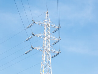 送電線の鉄塔と青空