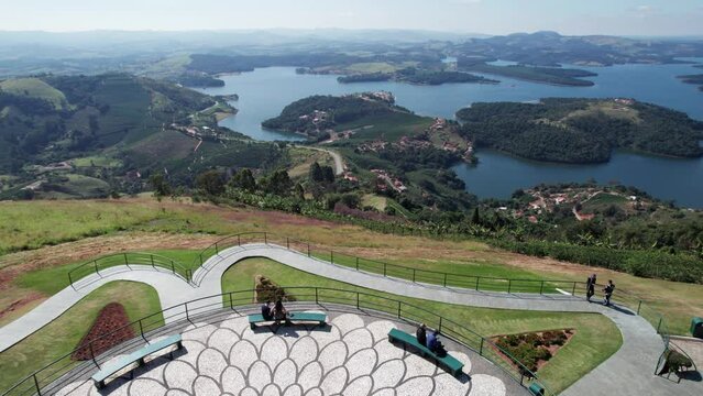 Vista a&eacute;rea da cidade de Caconde, no interior de S&atilde;o Paulo. Fazendas, planta&ccedil;&otilde;es, cria&ccedil;&atilde;o de gado e pesqueiros pelo caminho. Brasil 2022.