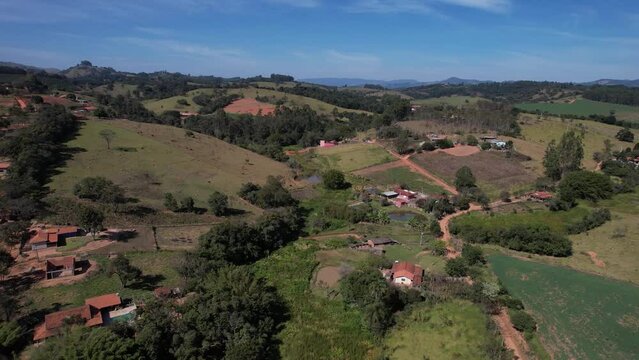 Vista a&eacute;rea da cidade de Caconde, no interior de S&atilde;o Paulo. Fazendas, planta&ccedil;&otilde;es, cria&ccedil;&atilde;o de gado e pesqueiros pelo caminho. Brasil 2022.