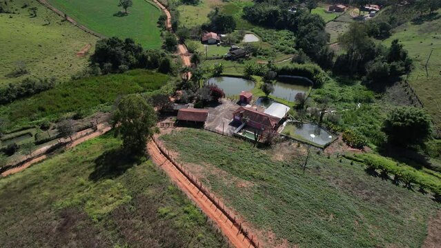Vista a&eacute;rea da cidade de Caconde, no interior de S&atilde;o Paulo. Fazendas, planta&ccedil;&otilde;es, cria&ccedil;&atilde;o de gado e pesqueiros pelo caminho. Brasil 2022.