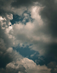 fondo de paisaje cielo azul despejado nublado