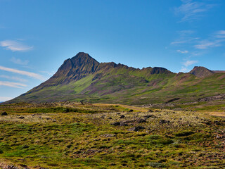 Fototapeta na wymiar Islandia Husavik Hals montañas y prados verdes