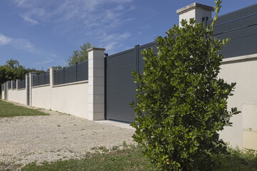 Palissade et portail d'une maison en aluminium gris - obrazy, fototapety, plakaty