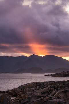 Sonnenuntergang hinter Bergen Norwegen Lofoten Meer