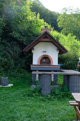 Fototapeta na wymiar FU 2021-08-08 WanderHonLinz 348 Vor dem Wald steht ein kleines Backhaus