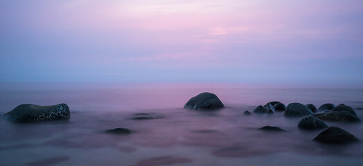 Fototapeta na wymiar 枯山水のような夕暮れ時の海と岩