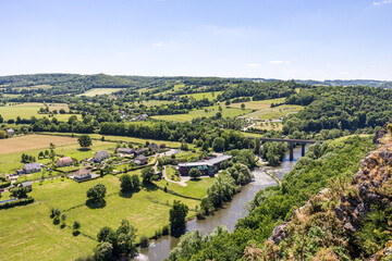 Vue sur le Viaduc de Clécy depuis les falaises, au bord de l'Orne