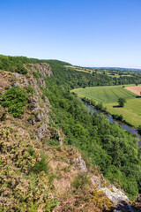 Paysage de la Suisse normande depuis les Rochers des Parc à Clécy par un jour de printemps