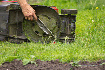 repair of the mower that lies on its side