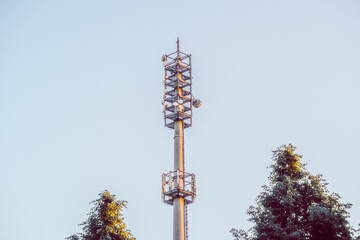 Handymast 5G Funkturm vor blauem Himmel wolkenlos