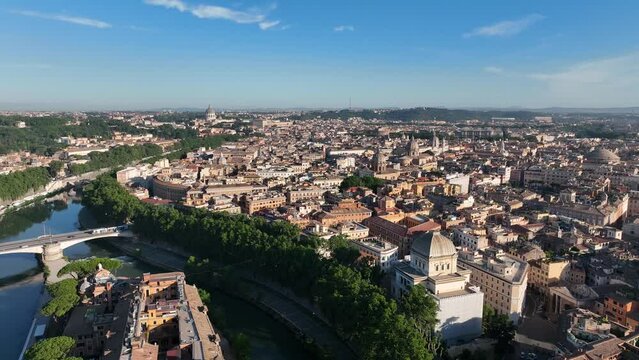 Vista aerea del centro storico di Roma, Italia.
Passaggio col drone sui monumenti di Roma: cupola, chiesa, Pantheon, Castel Sant'Angelo, Altare della Patria, Foro Romano, fiume Tevere, terrazze