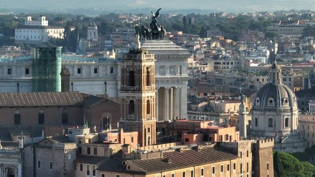 Vista aerea del centro storico di Roma, Italia.
Passaggio col drone sui monumenti di Roma: cupola, chiesa, Pantheon, Castel Sant'Angelo, Altare della Patria, Foro Romano, fiume Tevere, terrazze