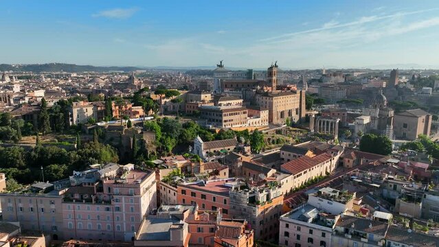 Vista aerea del centro storico di Roma, Italia.
Passaggio col drone sui monumenti di Roma: cupola, chiesa, Pantheon, Castel Sant'Angelo, Altare della Patria, Foro Romano, fiume Tevere, terrazze