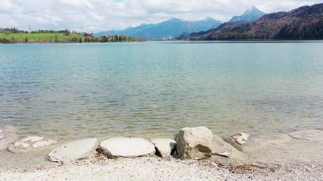 Fantastische Landschaft am Weissensee bei F&uuml;ssen bei sch&ouml;nem Wetter 