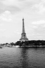 Fototapeta na wymiar vista da Torre Eiffel - view of the Eiffel Tower