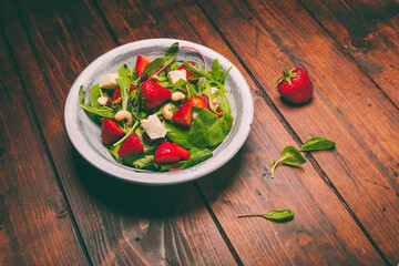 Salat mit Erdbeeren und Gorgonzola 