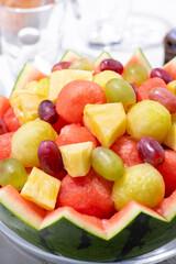 スイカの皮をくり抜いた山盛りフルーツの盛り合わせ